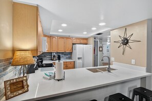 Réfrigérateur, four à micro-ondes, un four, surface de cuisson