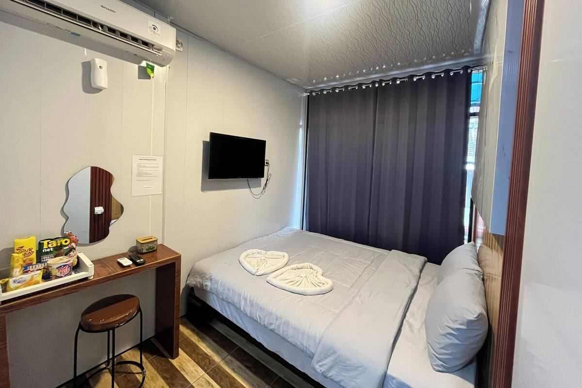 Deluxe kamer | Een bureau, een laptopwerkplek, verduisterende gordijnen