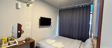 Escritorio, espacio para trabajar con laptop y cortinas blackout