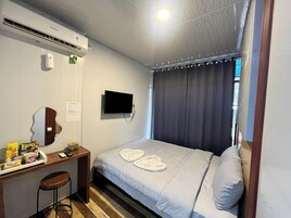 Habitación Deluxe | Escritorio, espacio para trabajar con un portátil, cortinas opacas