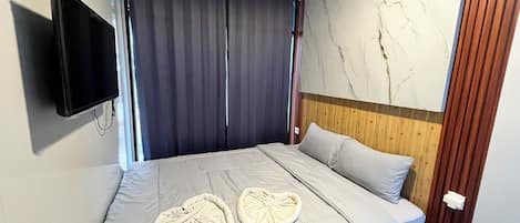 Escritorio, espacio para trabajar con laptop y cortinas blackout