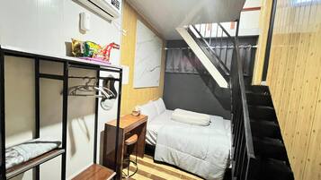 Kamar Deluks | Meja kerja, ruang kerja ramah laptop, dan tirai kedap cahaya