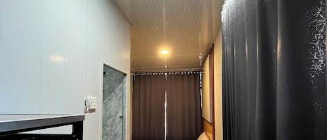 豪華客房, 露台, 山景 | 書桌、手提電腦工作空間、遮光窗簾/窗簾、隔音