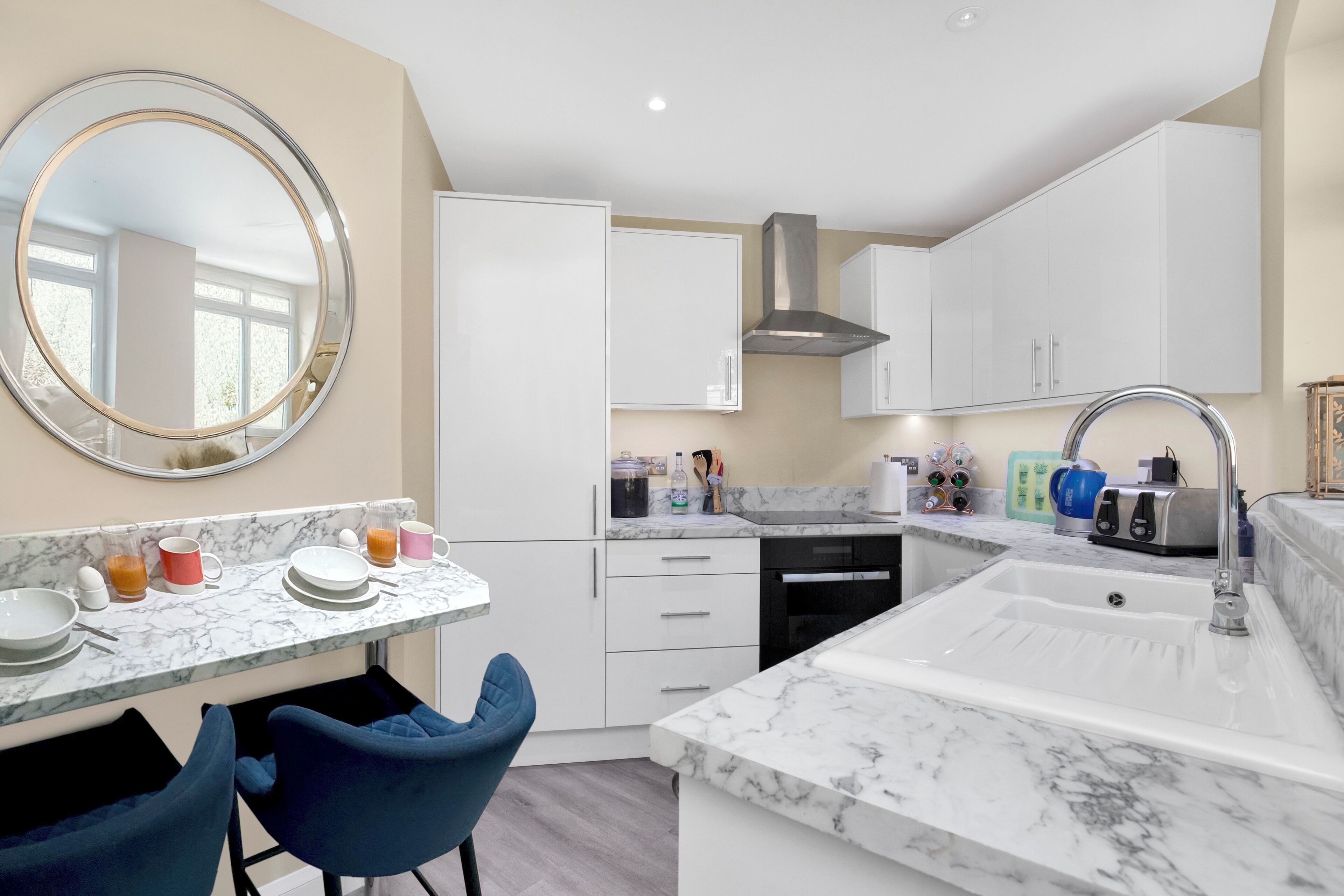 Kühlschrank, Mikrowelle, Ofen, Herdplatte