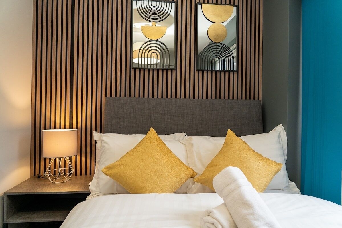 2 habitaciones, tabla de planchar con plancha, internet y ropa de cama 