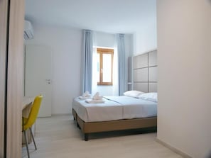 Desk, laptop workspace, free WiFi - Hotel Castrum (Grado)