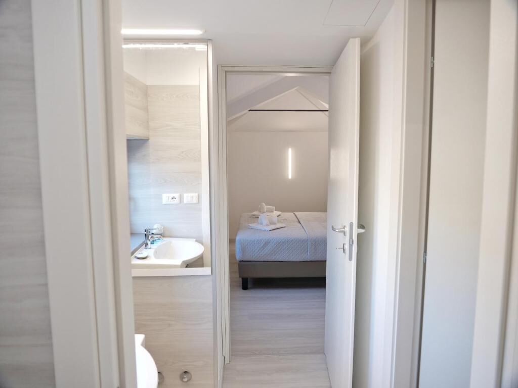 Habitación cuádruple Deluxe, vista a la ciudad | Baño | Regadera, toallas, jabón, shampoo 