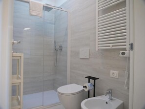 Neljän hengen deluxe-huone, kaupunkinäköala | Kylpyhuone | Suihku, pyyhkeet, saippua, sampoo