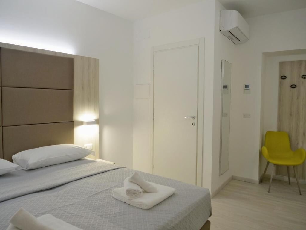 Meja kerja, ruang kerja ramah laptop, dan Wi-Fi gratis