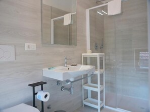Deluxe Suite, City View | Bathroom - Hotel Castrum (Grado)