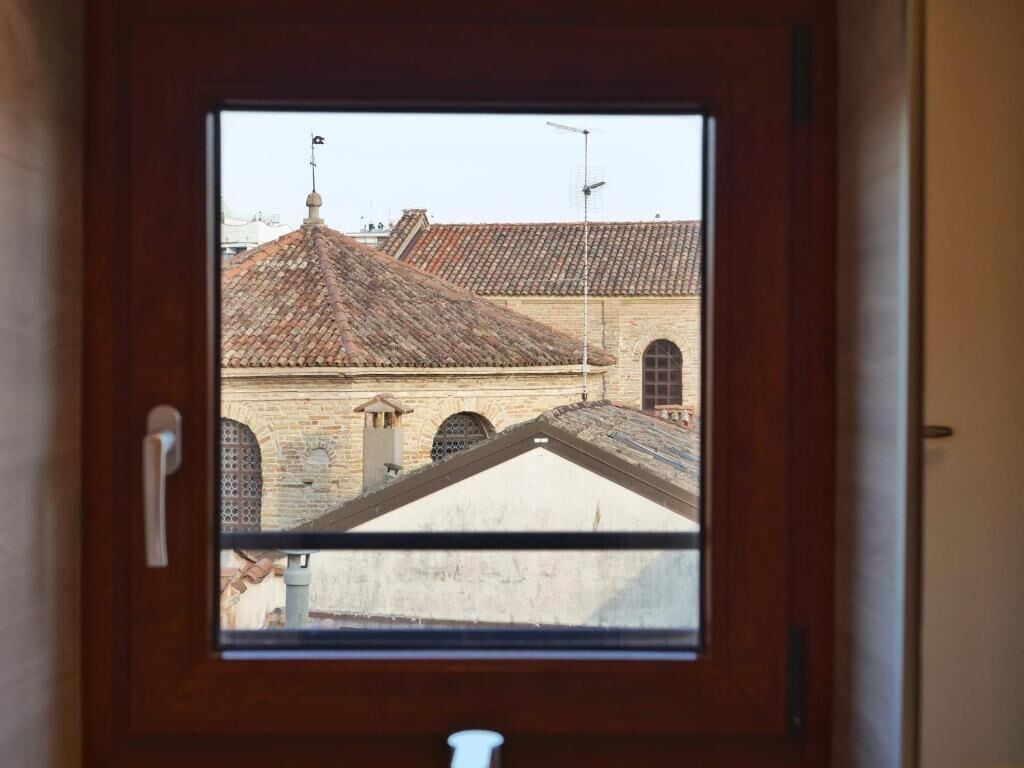 Deluxe Suite, City View | Interior