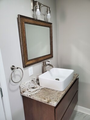 Shower, hair dryer, towels, soap - Midtown Get Away or Stay for Awhile (Kansas City)