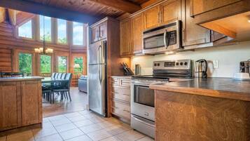 Microondas, horno, placa de cocina y lavavajillas