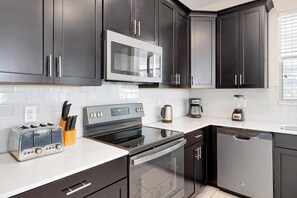 ثلاجة، ميكروويف، فرن، موقد طهي مسطح