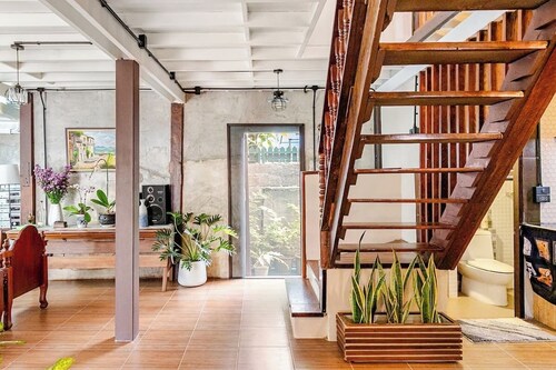Breeze Through · Peaceful 2 Store 2BR Wooden House in The Charming Wat Kaet