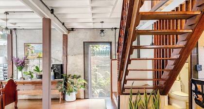 Breeze Through · Peaceful 2 Store 2BR Wooden House in The Charming Wat Kaet