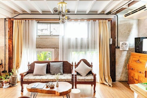 Breeze Through · Peaceful 2 Store 2BR Wooden House in The Charming Wat Kaet