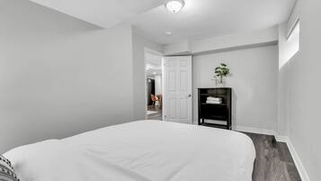 Bureau, fer et planche à repasser, lit parapluie, Wi-Fi