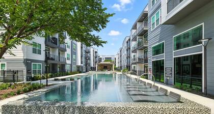 G99 Luxury Living DT Forth Worth 2BD2B Condo, Resort Style Amenities, Golf Sim