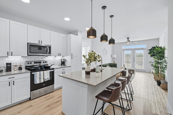 Kühlschrank, Mikrowelle, Ofen, Herdplatte