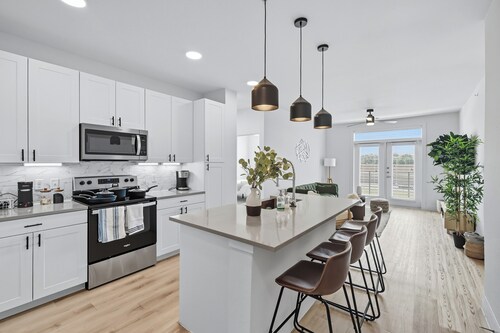 G99 Luxury Living DT Forth Worth 2BD2B Condo, Resort Style Amenities, Golf Sim