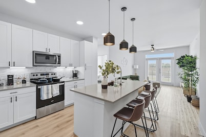 G99 Luxury Living DT Forth Worth 2BD2B Condo, Resort Style Amenities, Golf Sim