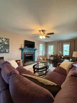 Een televisie en een open haard