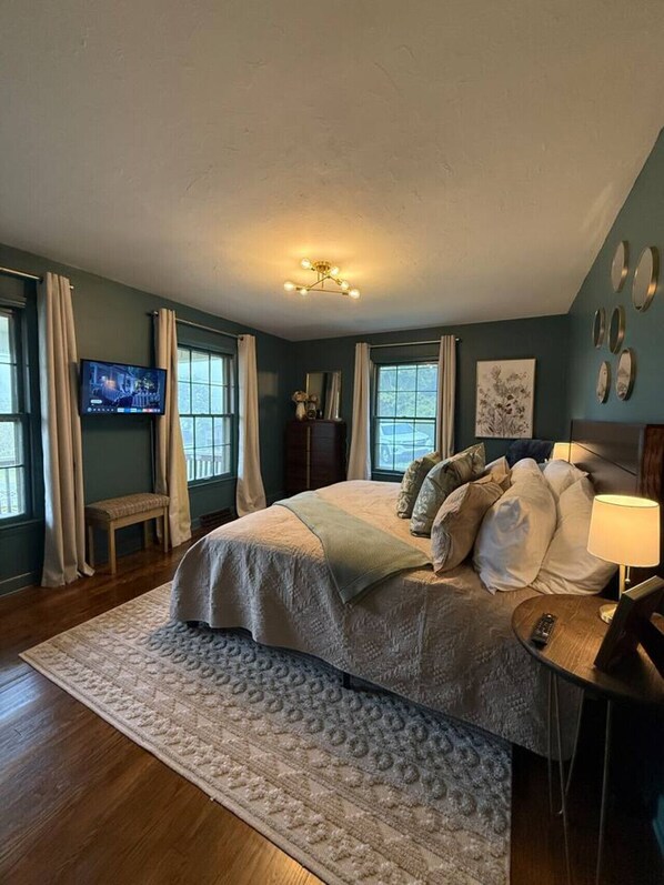 2 bedrooms, desk, iron/ironing board, WiFi