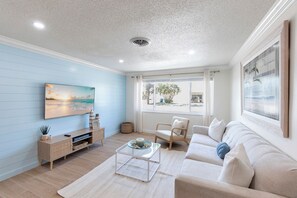TV - Beach getaway in Holmes Beach - sleeps 6 (Holmes Beach)