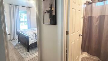 2 bedrooms, iron/ironing board, free WiFi, bed sheets