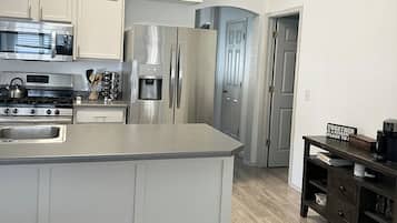 Mikrowelle, Ofen, Herdplatte, Geschirrspüler