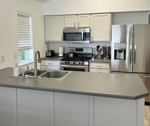 Microwave, oven, stovetop, dishwasher - Fresh, Peaceful Home in Quaint Neighborhood (Missoula)