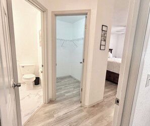 تجهيزات دش، مجففات شعر، مناشف، صابون