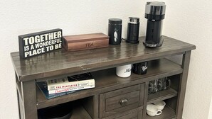 Eine hölzerne Küchenarbeitsplatte mit einem Schild, auf dem steht: "TOGETHER IS A WONDERFUL PLACE TO BE".