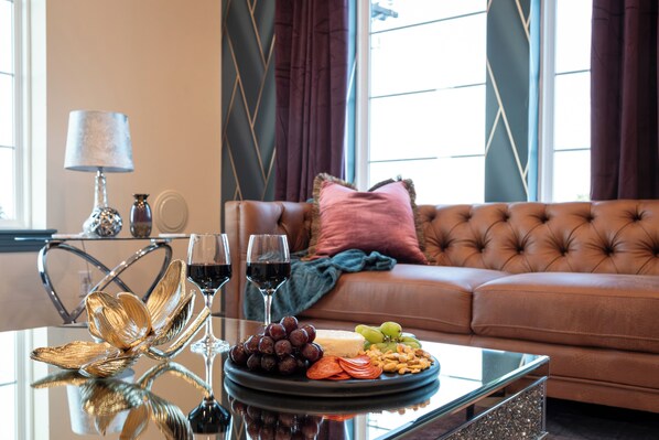 Smart TV, books - Elegant Fall Escape in Downtown Bryan (Bryan)