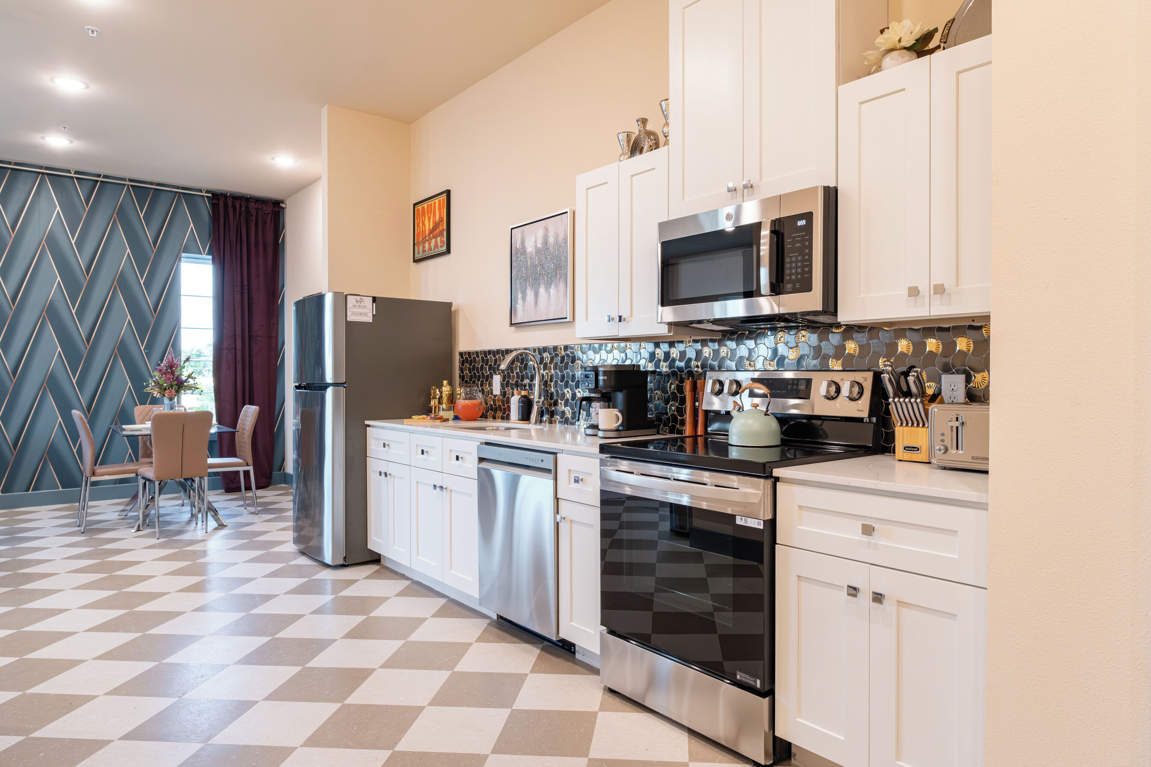 Frigorifero, microonde, forno, piano cottura