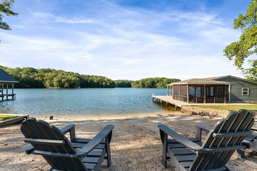 Lakeview Escape – Spacious Retreat with Private Beach & Dock