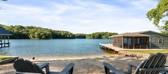 Lakeview Escape – Spacious Retreat with Private Beach & Dock