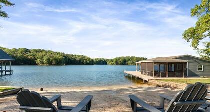 Lakeview Escape – Spacious Retreat with Private Beach & Dock