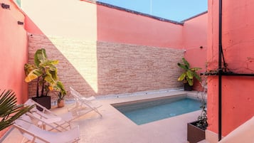 Outdoor pool, pool umbrellas, sun loungers