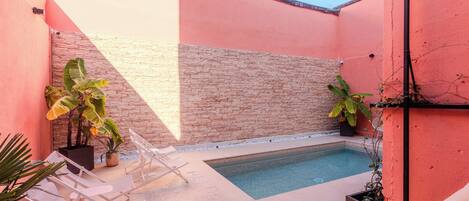 室外游泳池,池畔遮阳伞,日光浴躺椅