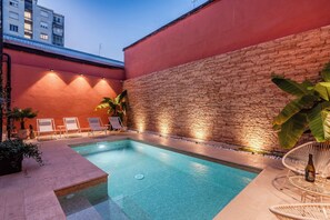 室外游泳池，池畔遮阳伞，日光浴躺椅