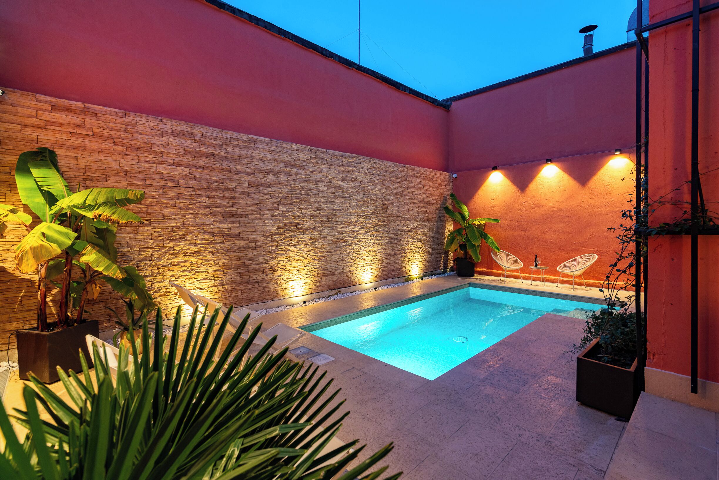 Hồ bơi ngoài trời, dù/ô trên bãi biển/hồ bơi, ghế dài tắm nắng 