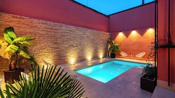 Utomhuspool, parasoller och solstolar