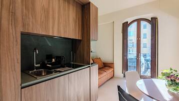 Premium-Apartment, 1 Schlafzimmer, Balkon, Blick auf den Innenhof | Wohnbereich | 43-Zoll-Smart-TV mit Satellitenempfang, Pay-TV