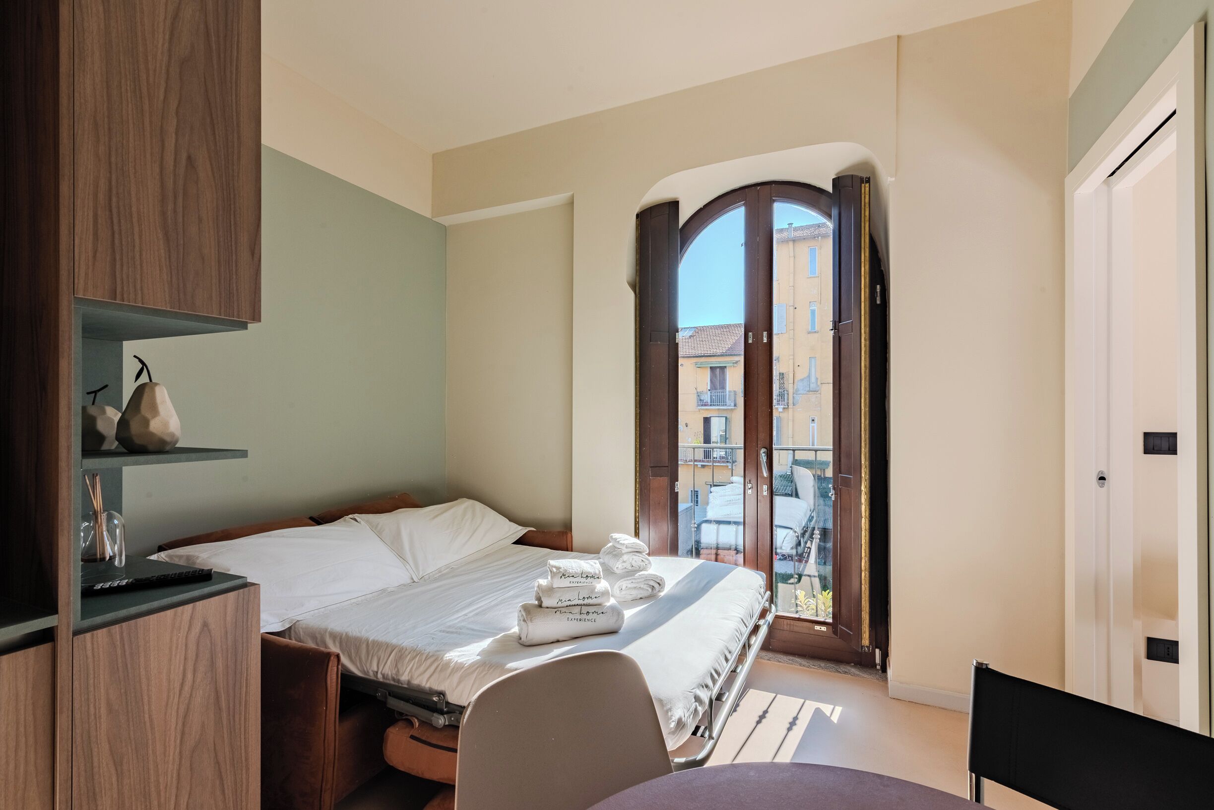 Classic-Apartment, 1 Schlafzimmer, Balkon, Blick auf den Innenhof | Wohnbereich | 43-Zoll-Smart-TV mit Satellitenempfang, Pay-TV