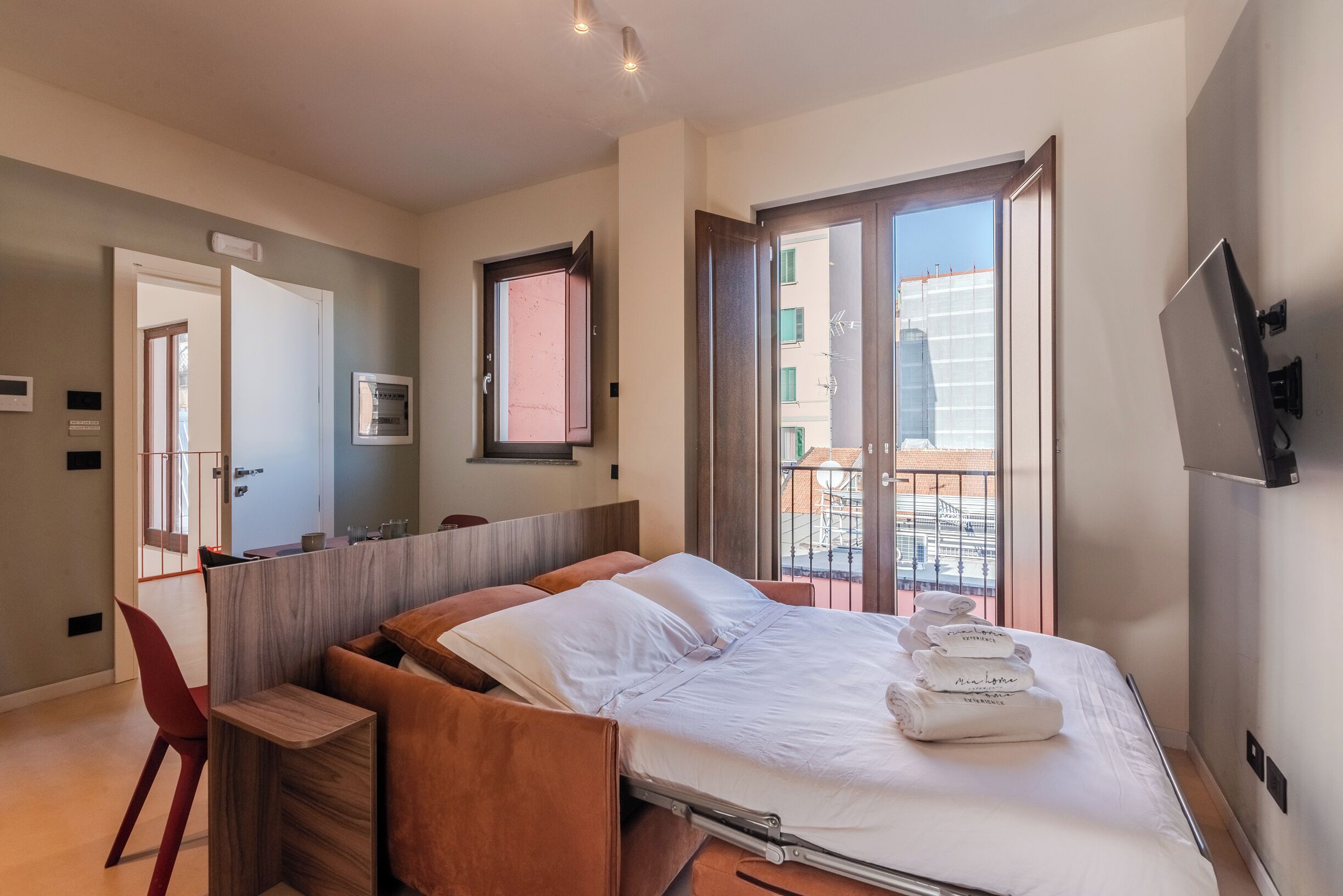 Căn hộ Premium, 1 phòng ngủ, quang cảnh hồ bơi | Phòng khách | Smart TV 43-inch có truyền hình vệ tinh, các kênh phim phải trả tiền 