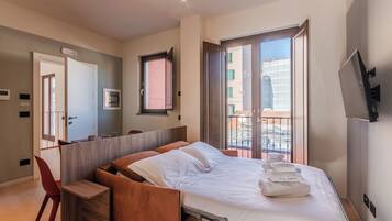 Premium-Apartment, 1 Schlafzimmer, Poolblick | Wohnzimmer | 43-Zoll-Smart-TV mit Satellitenempfang, Pay-TV