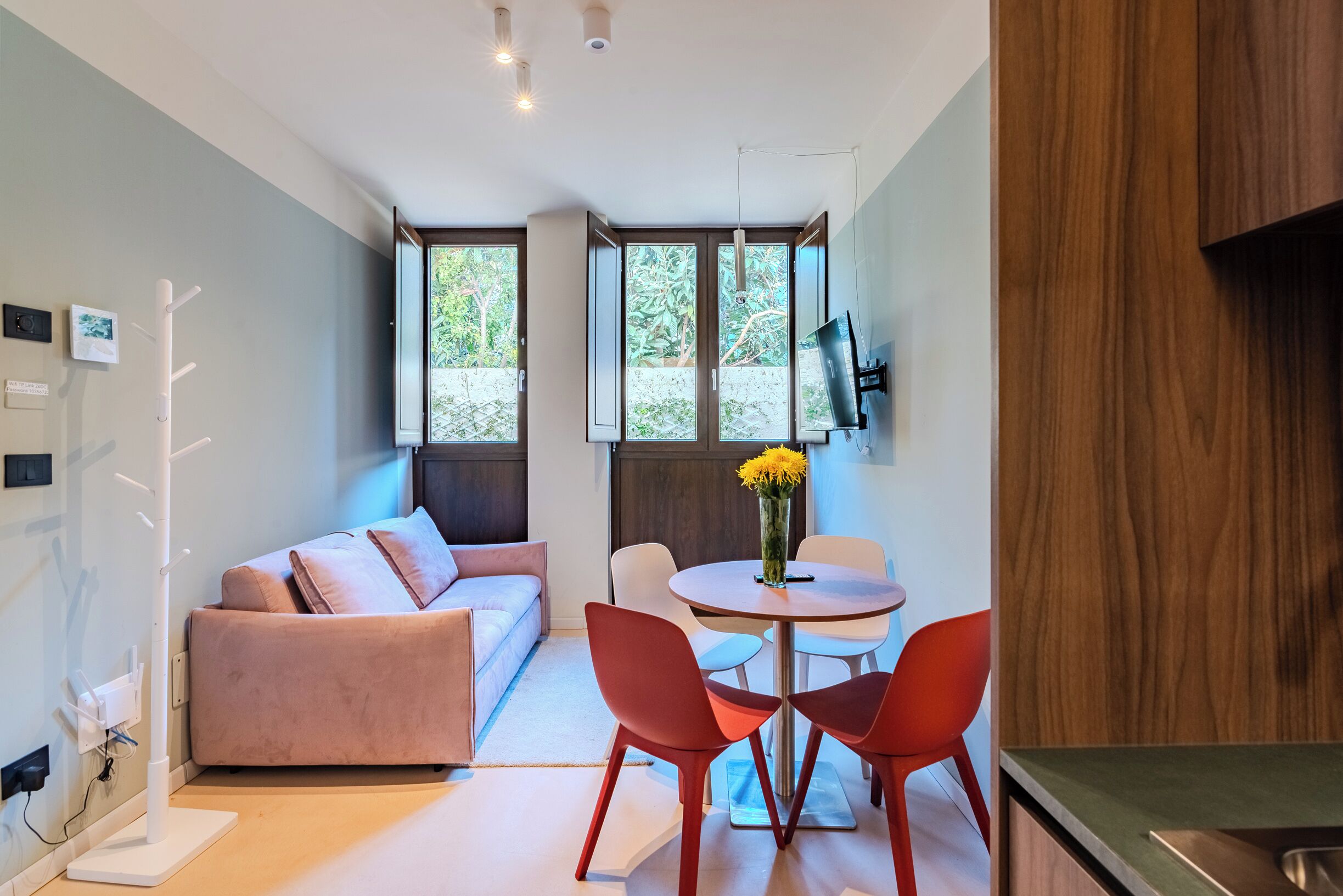 Classic-Apartment, Mehrere Betten, Blick auf den Innenhof | Wohnbereich | 43-Zoll-Smart-TV mit Satellitenempfang, Pay-TV