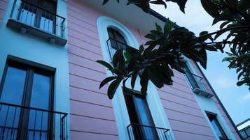 Vista frontal de la propiedad